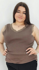 Bluzka na Cienkich Ramiączkach z Dekoltem V i Koronkowymi Wykończeniami - różne kolory Stylowa XL