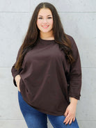 brązowa bluzka basic oversize plus size – na modelce