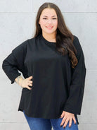 czarna bluzka basic oversize – przód i rękawy