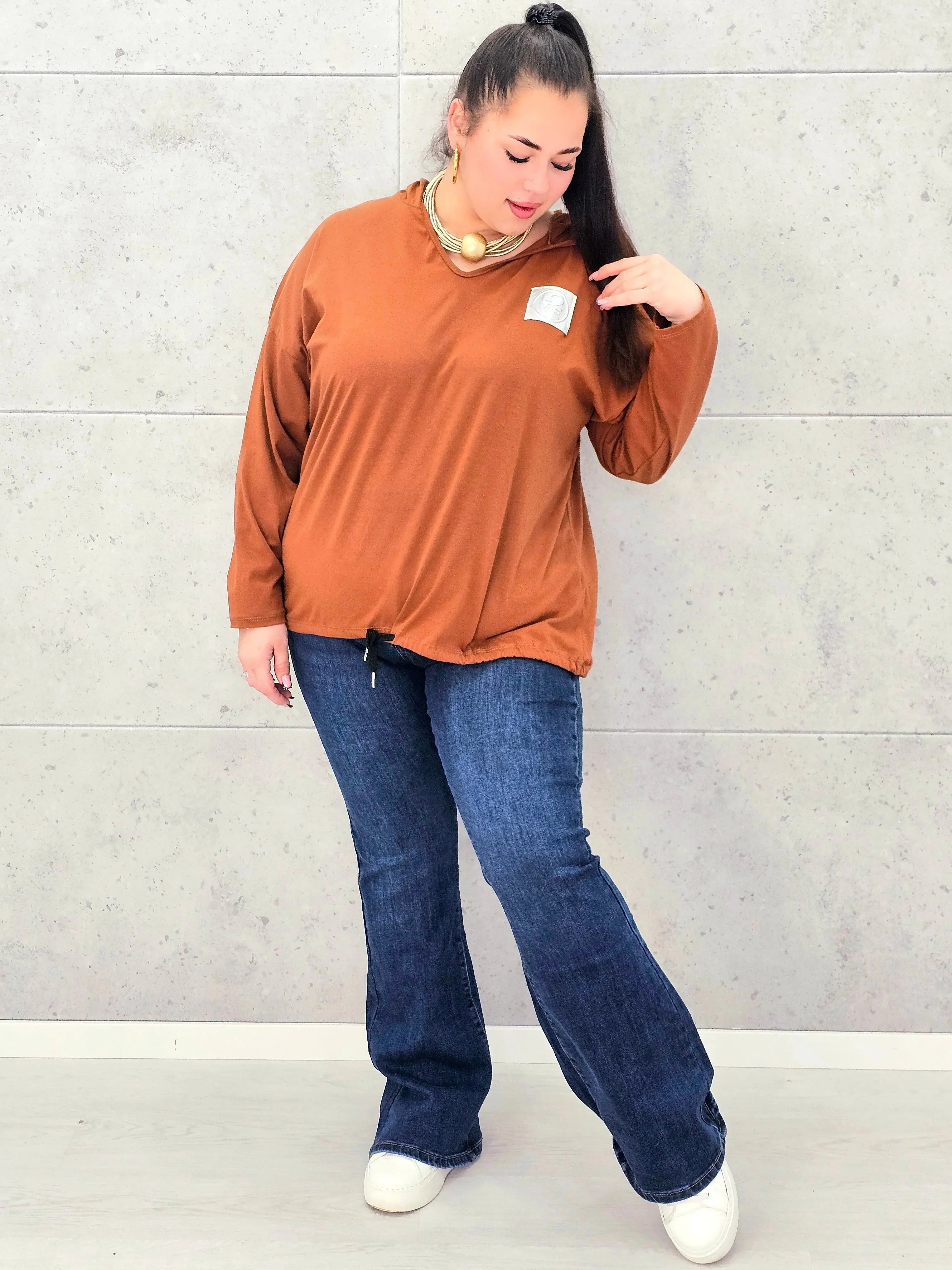 Bluzka plus size StylowaXL – brązowa bluzka z kapturem i miejskim stylem Stylowa XL