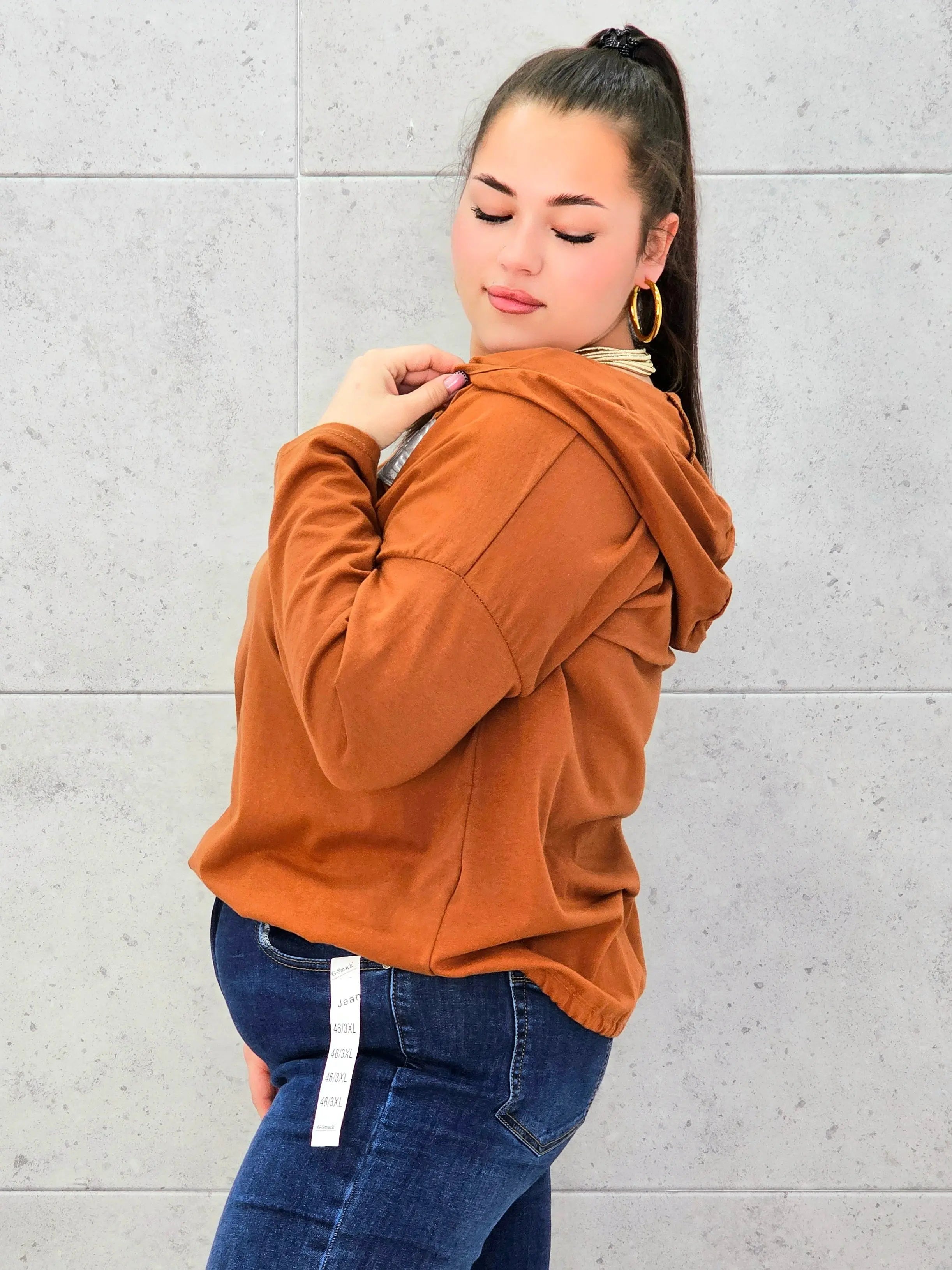 Bluzka plus size StylowaXL – brązowa bluzka z kapturem i miejskim stylem Stylowa XL