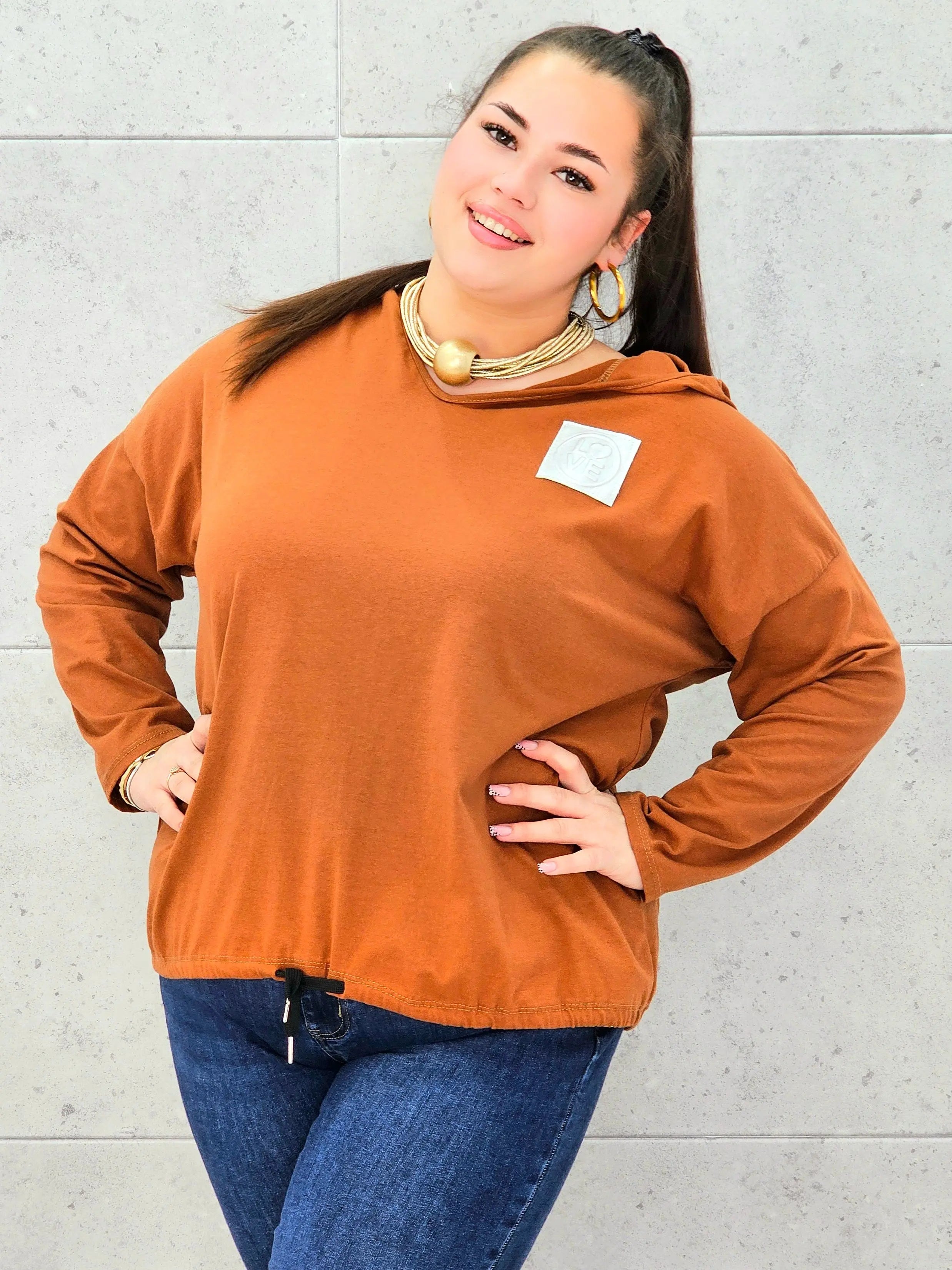 Bluzka plus size StylowaXL – brązowa bluzka z kapturem i miejskim stylem Stylowa XL