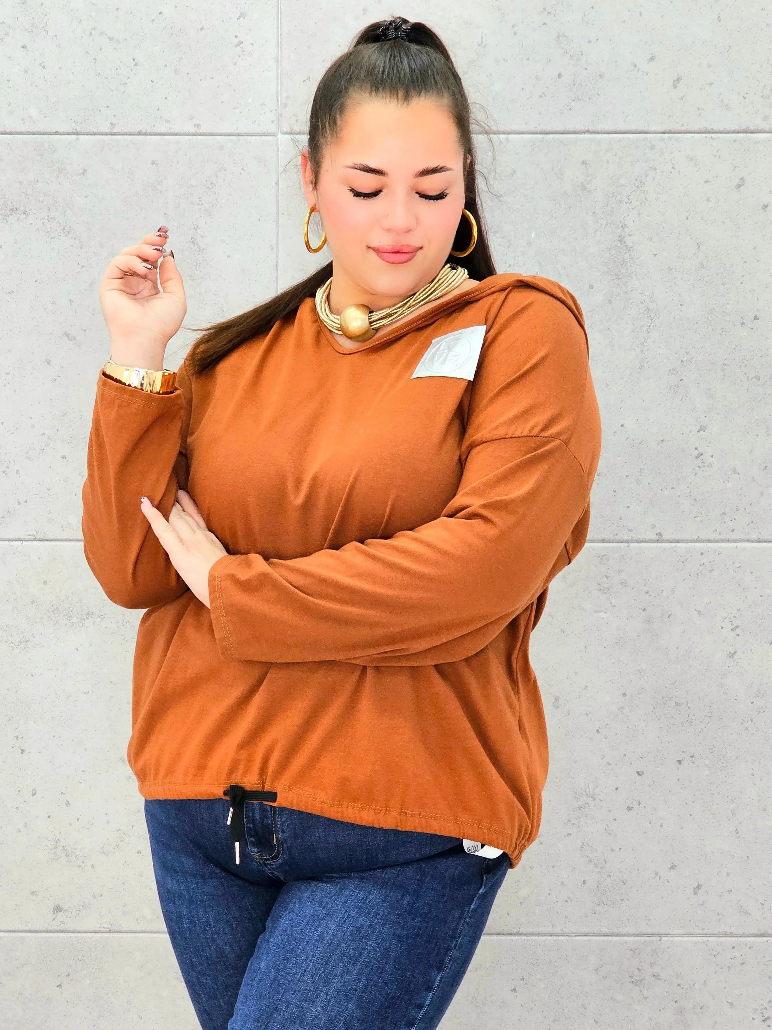 Bluzka plus size StylowaXL – brązowa bluzka z kapturem i miejskim stylem Stylowa XL