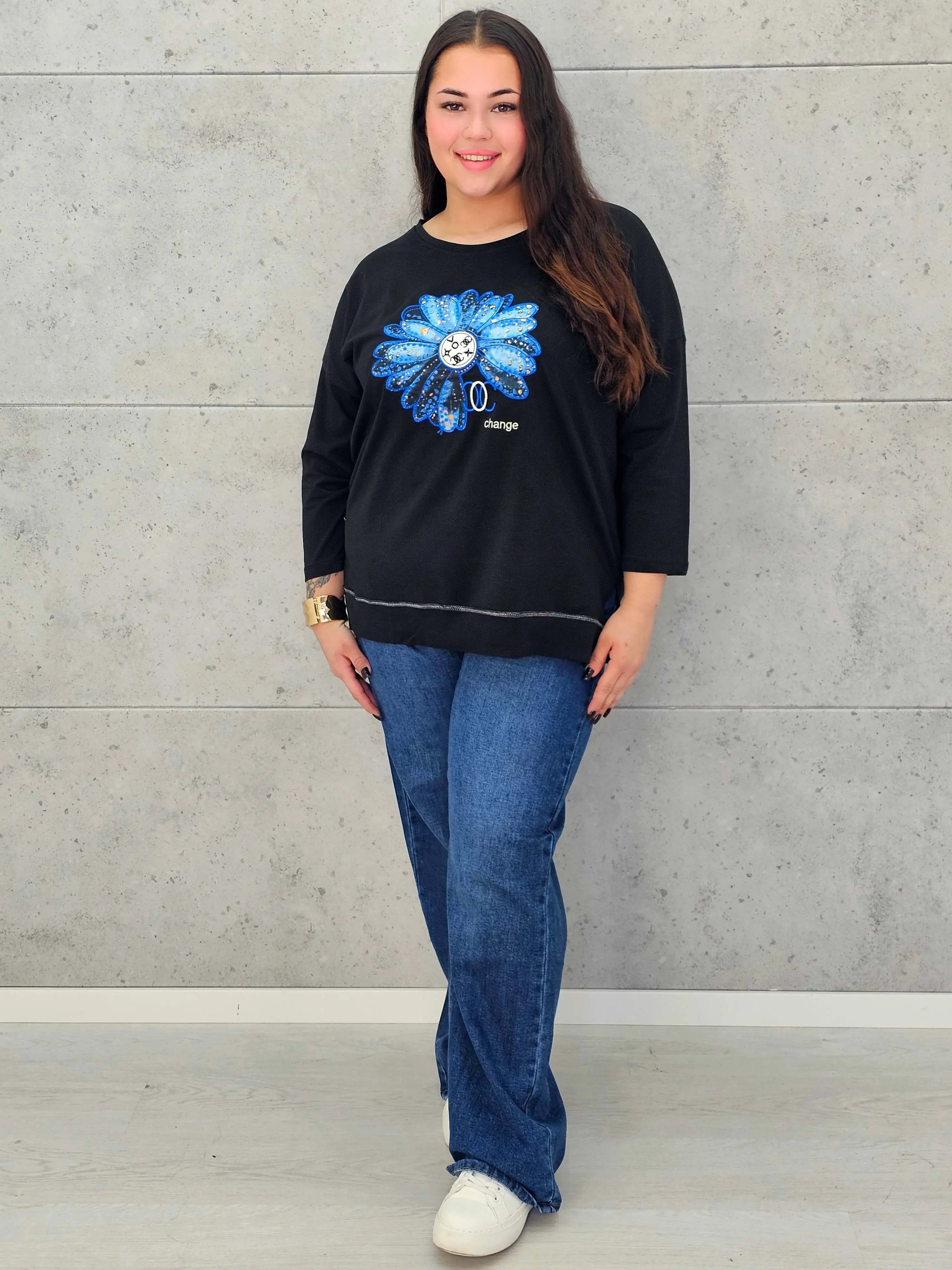 Bluzka plus size StylowaXL – z niebieskim kwiatem i błyszczącym nadrukiem - Stylowa XL