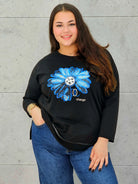 Bluzka plus size StylowaXL – z niebieskim kwiatem i błyszczącym nadrukiem - Stylowa XL