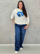 Bluzka plus size StylowaXL – z niebieskim kwiatem i błyszczącym nadrukiem - Stylowa XL