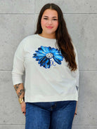 Bluzka plus size StylowaXL – z niebieskim kwiatem i błyszczącym nadrukiem - Stylowa XL