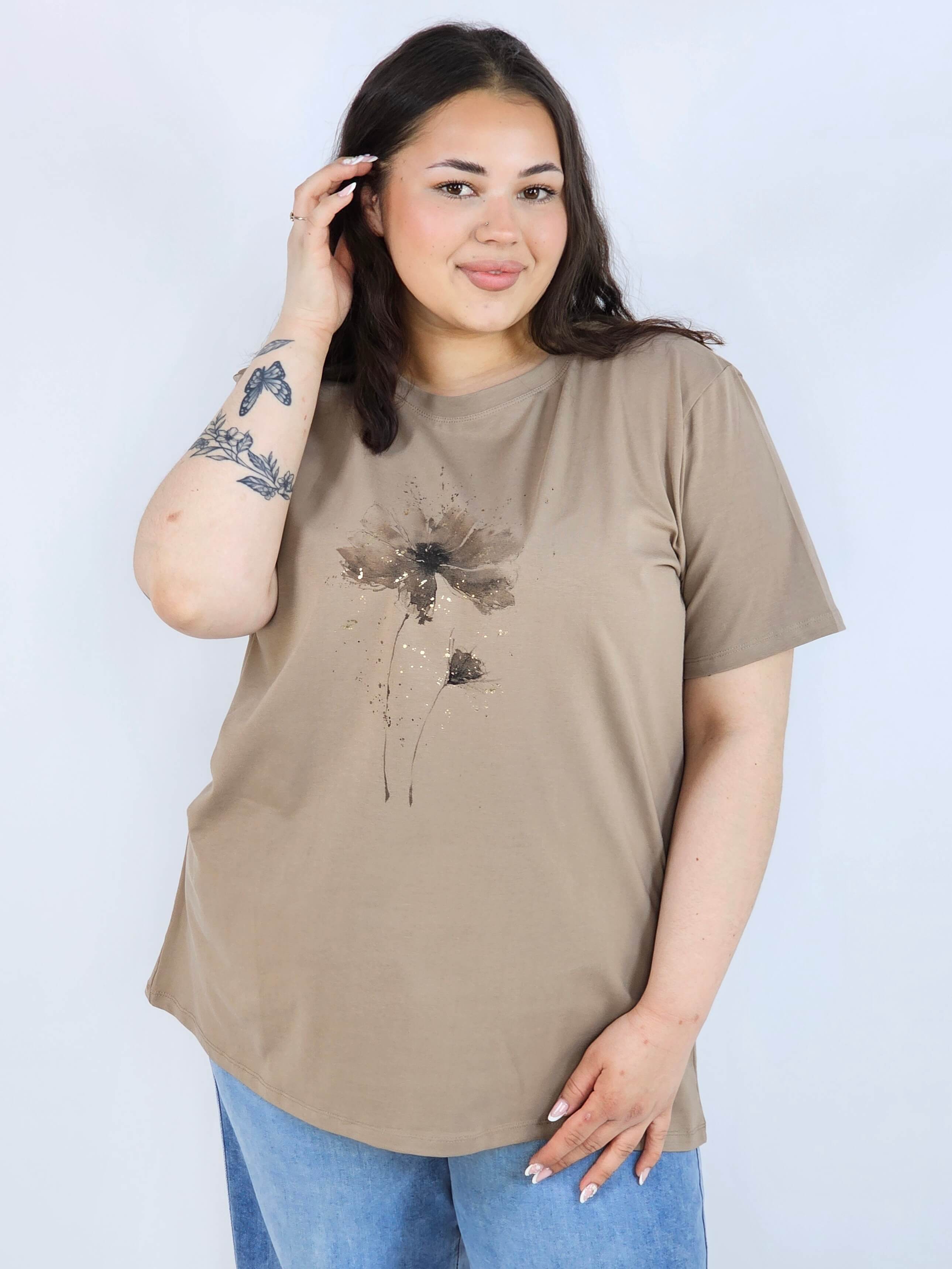 Bluzka plus size XXL z delikatnym kwiatem – stylowa i ponadczasowa Stylowa XL