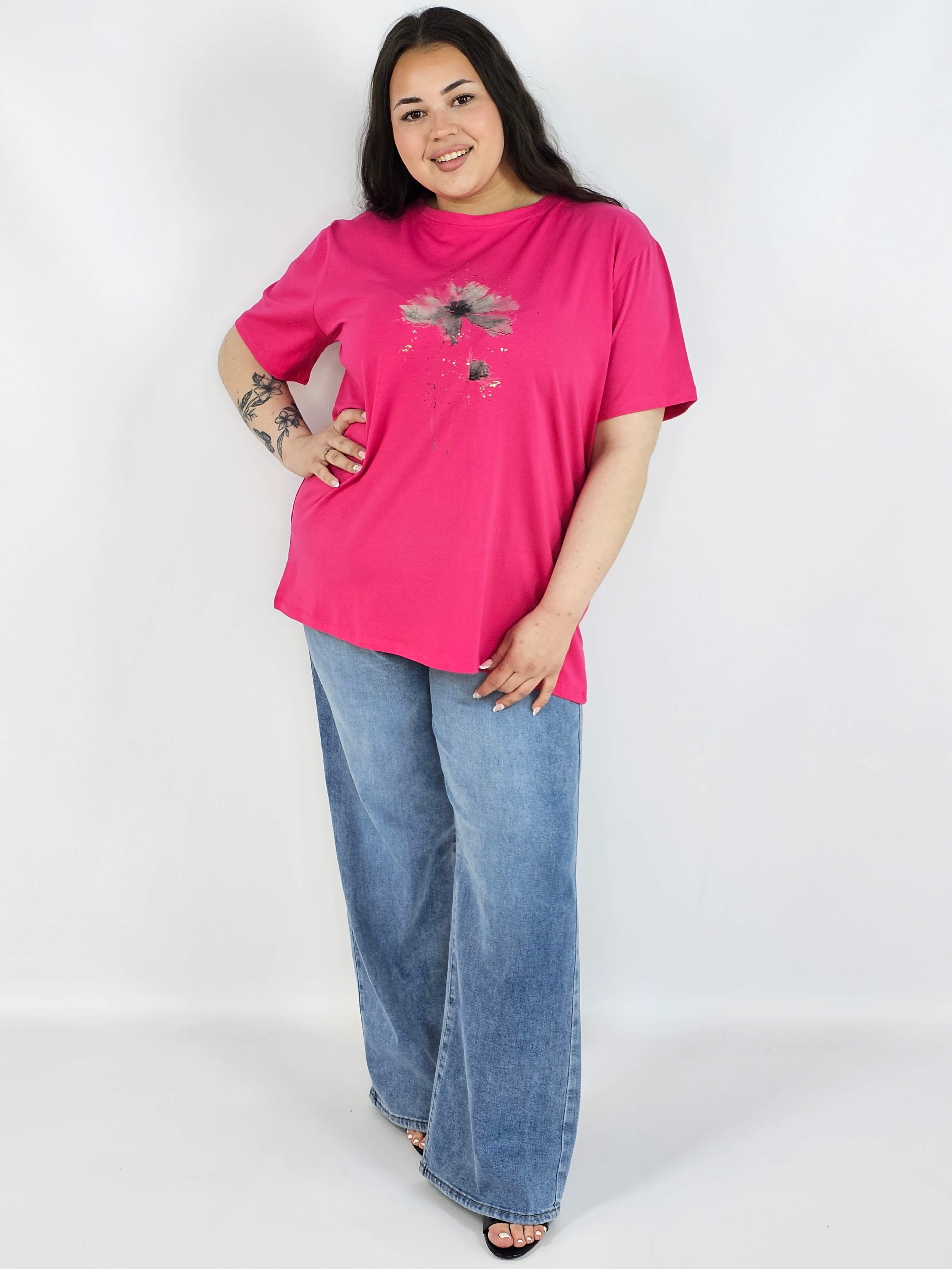 Bluzka plus size XXL z delikatnym kwiatem – stylowa i ponadczasowa Stylowa XL