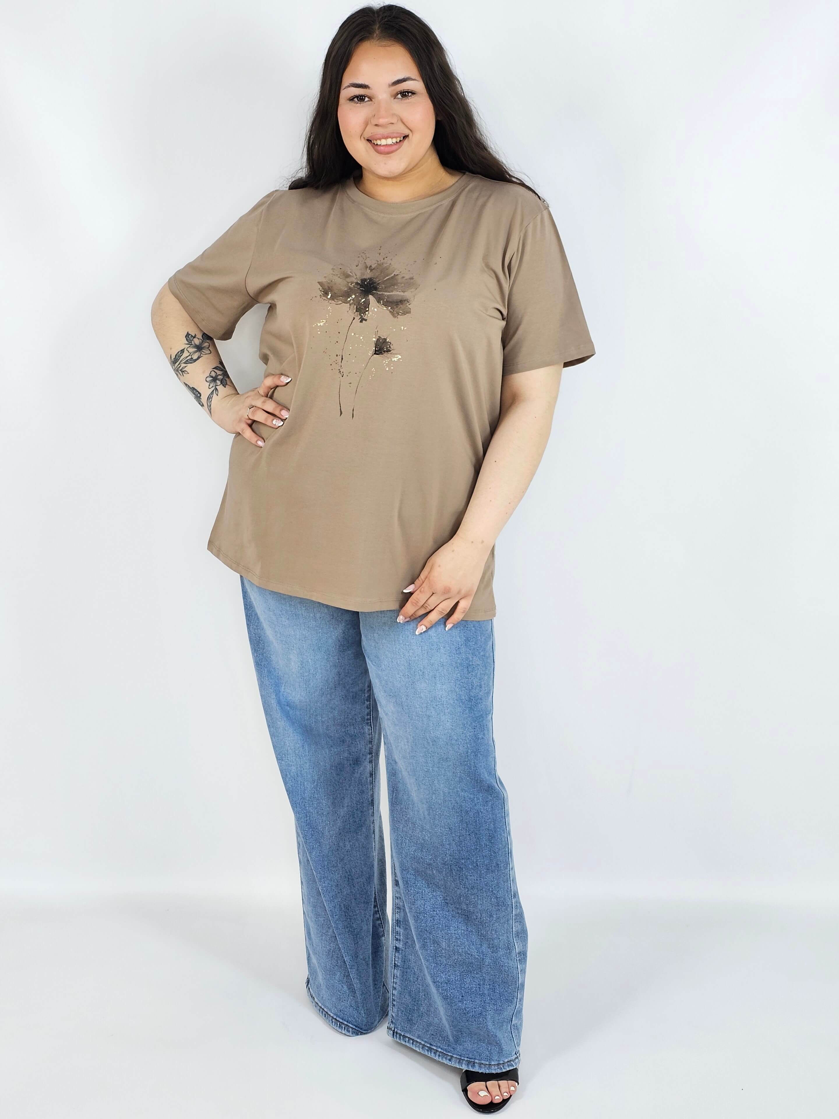Bluzka plus size XXL z delikatnym kwiatem – stylowa i ponadczasowa Stylowa XL