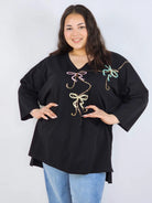 Bluzka plus size XXL z efektownym zdobieniem – lekkość i styl na każdą okazję Stylowa XL