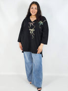 Bluzka plus size XXL z efektownym zdobieniem – lekkość i styl na każdą okazję Stylowa XL