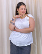 Bluzka plus size – bluzka z ozdobną klamrą przy dekolcie i swobodnym krojem Stylowa XL