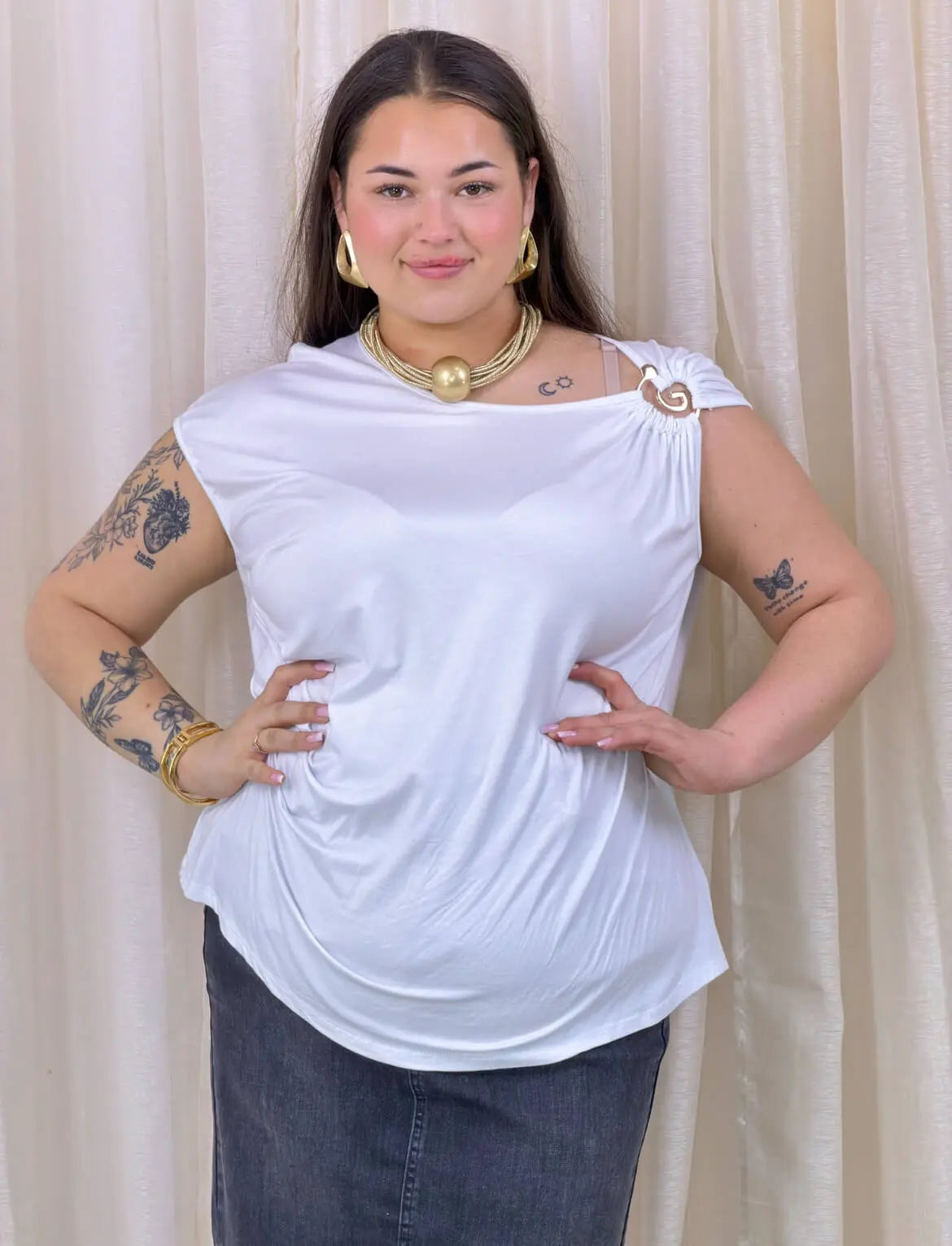 Bluzka plus size – bluzka z ozdobną klamrą przy dekolcie i swobodnym krojem Stylowa XL