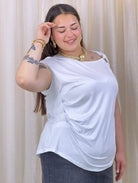 Bluzka plus size – bluzka z ozdobną klamrą przy dekolcie i swobodnym krojem Stylowa XL