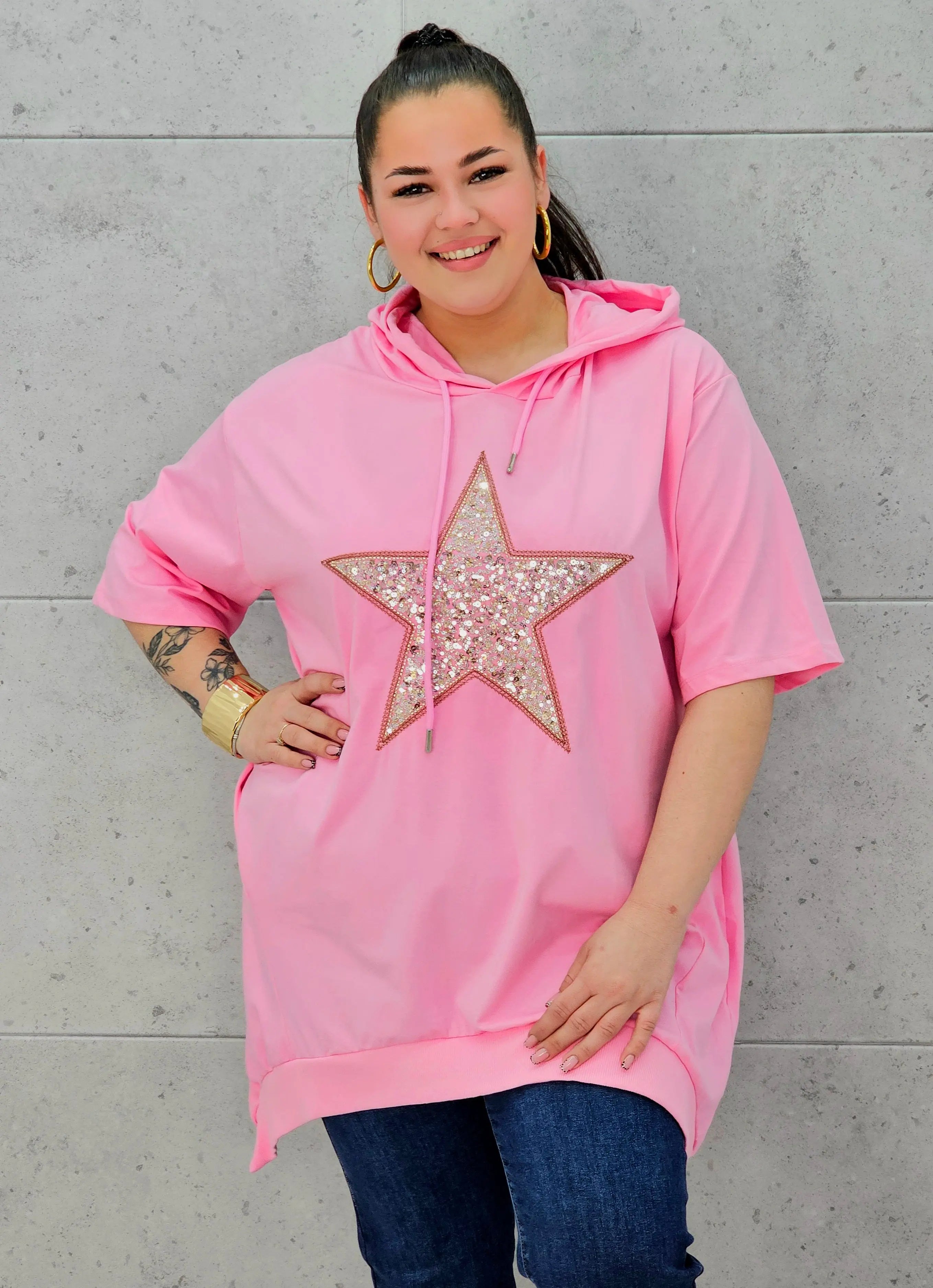 Bluzka plus size – efektowny oversize z błyszczącą aplikacją Stylowa XL