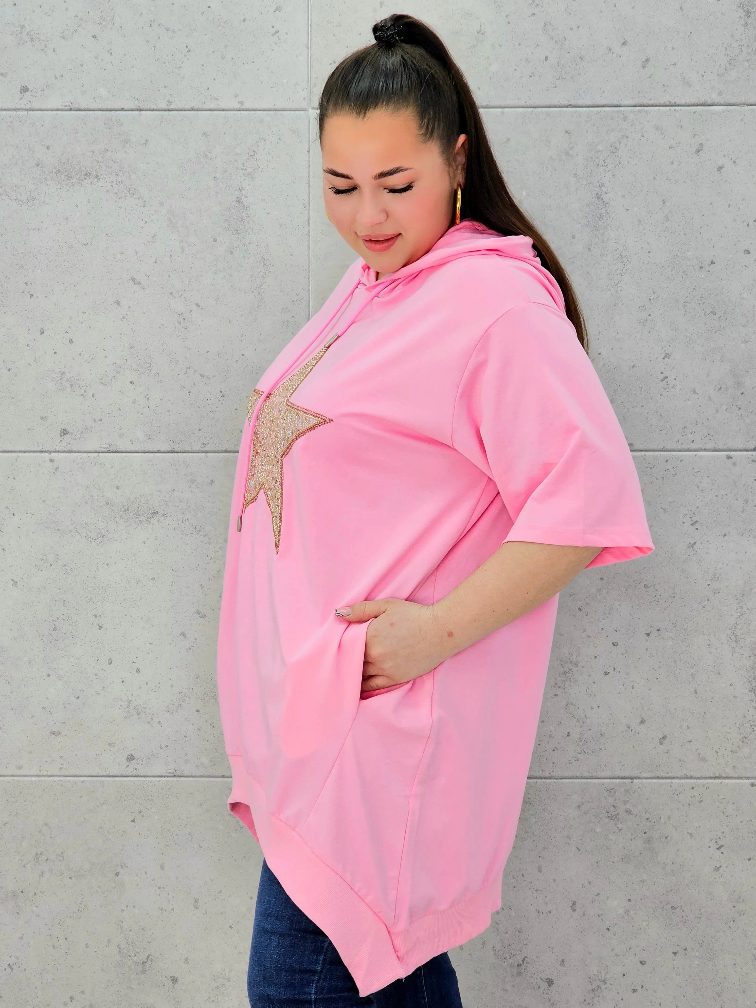 Bluzka plus size – efektowny oversize z błyszczącą aplikacją Stylowa XL