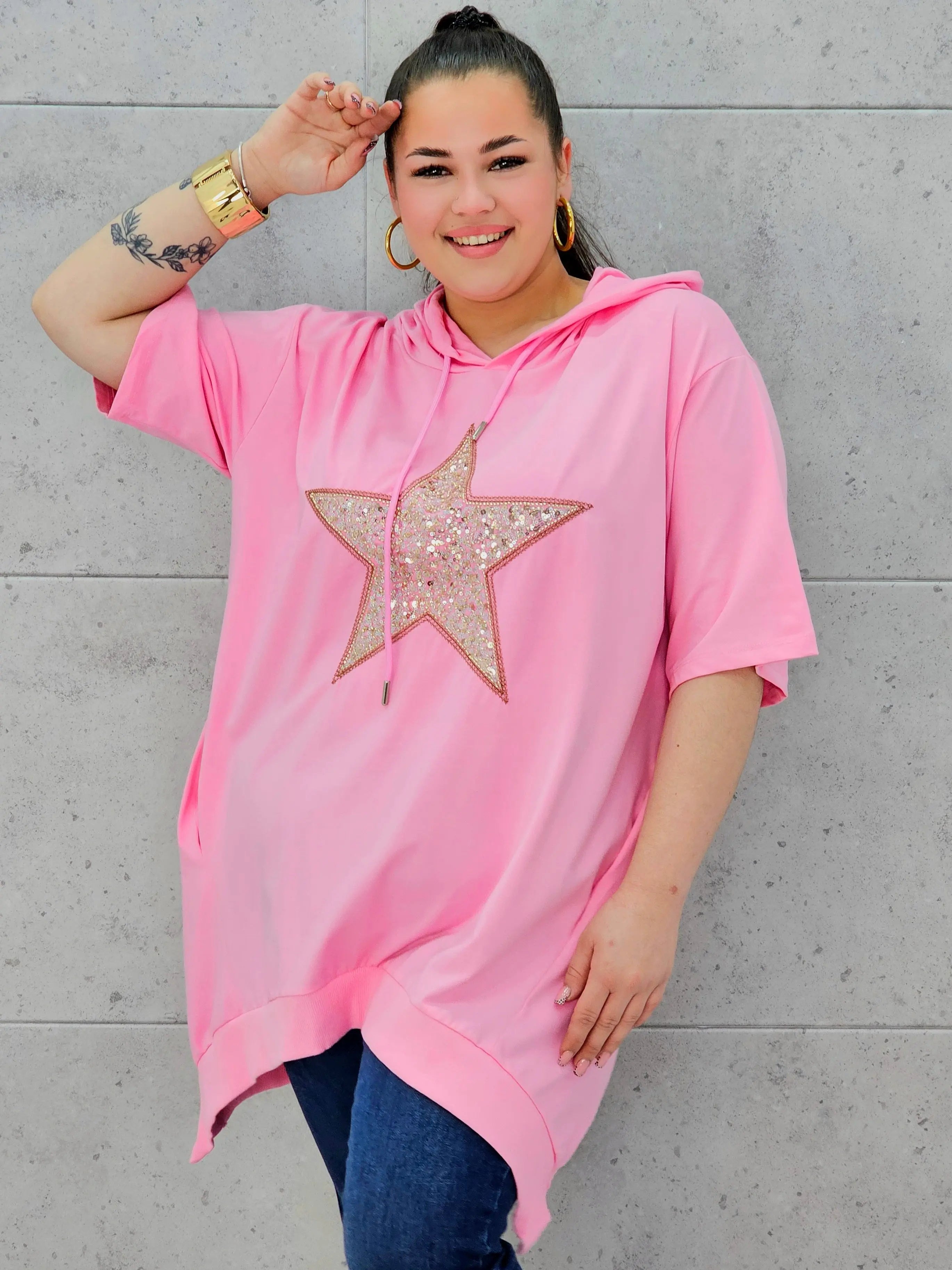 Bluzka plus size – efektowny oversize z błyszczącą aplikacją Stylowa XL