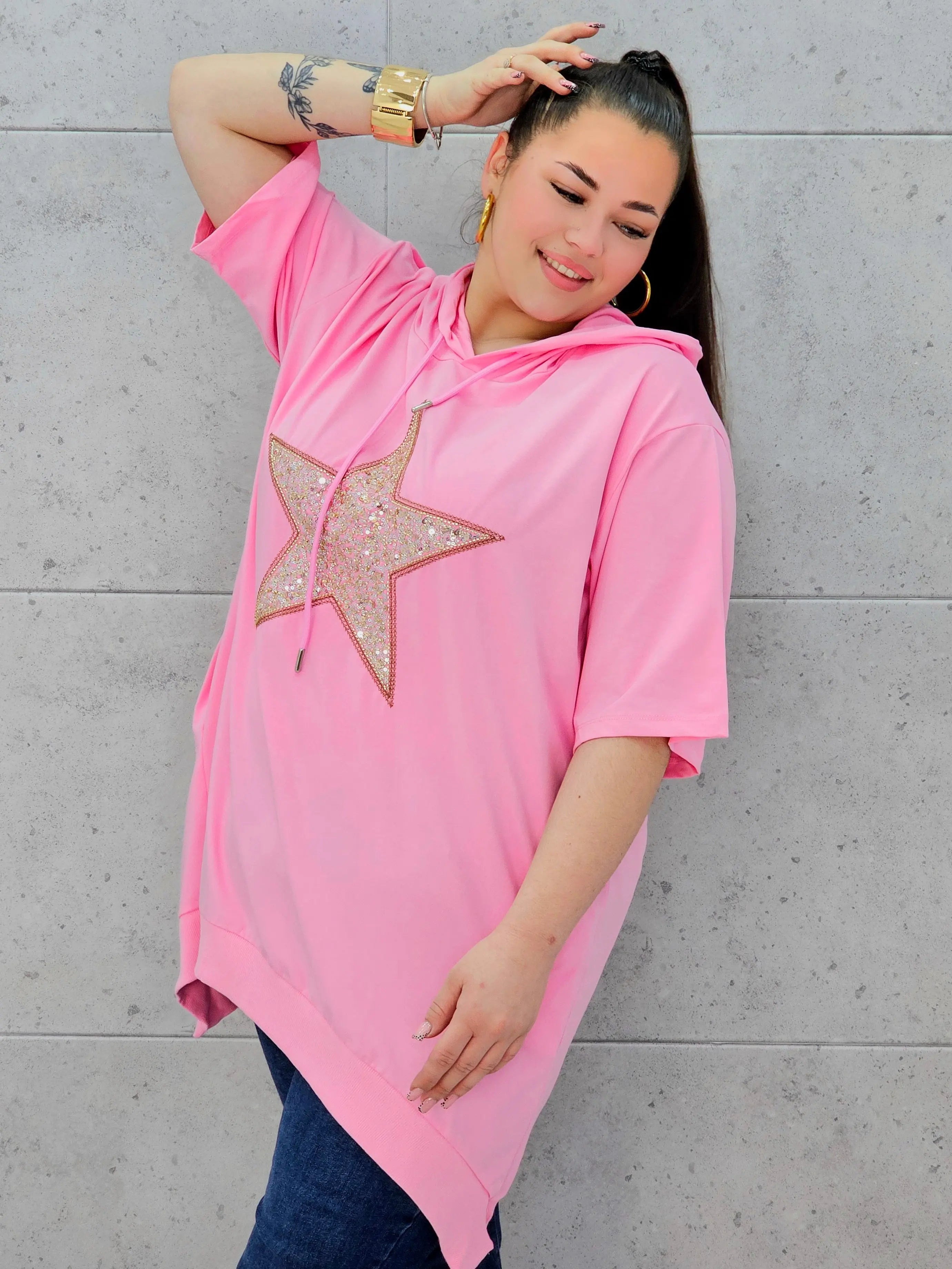 Bluzka plus size – efektowny oversize z błyszczącą aplikacją Stylowa XL