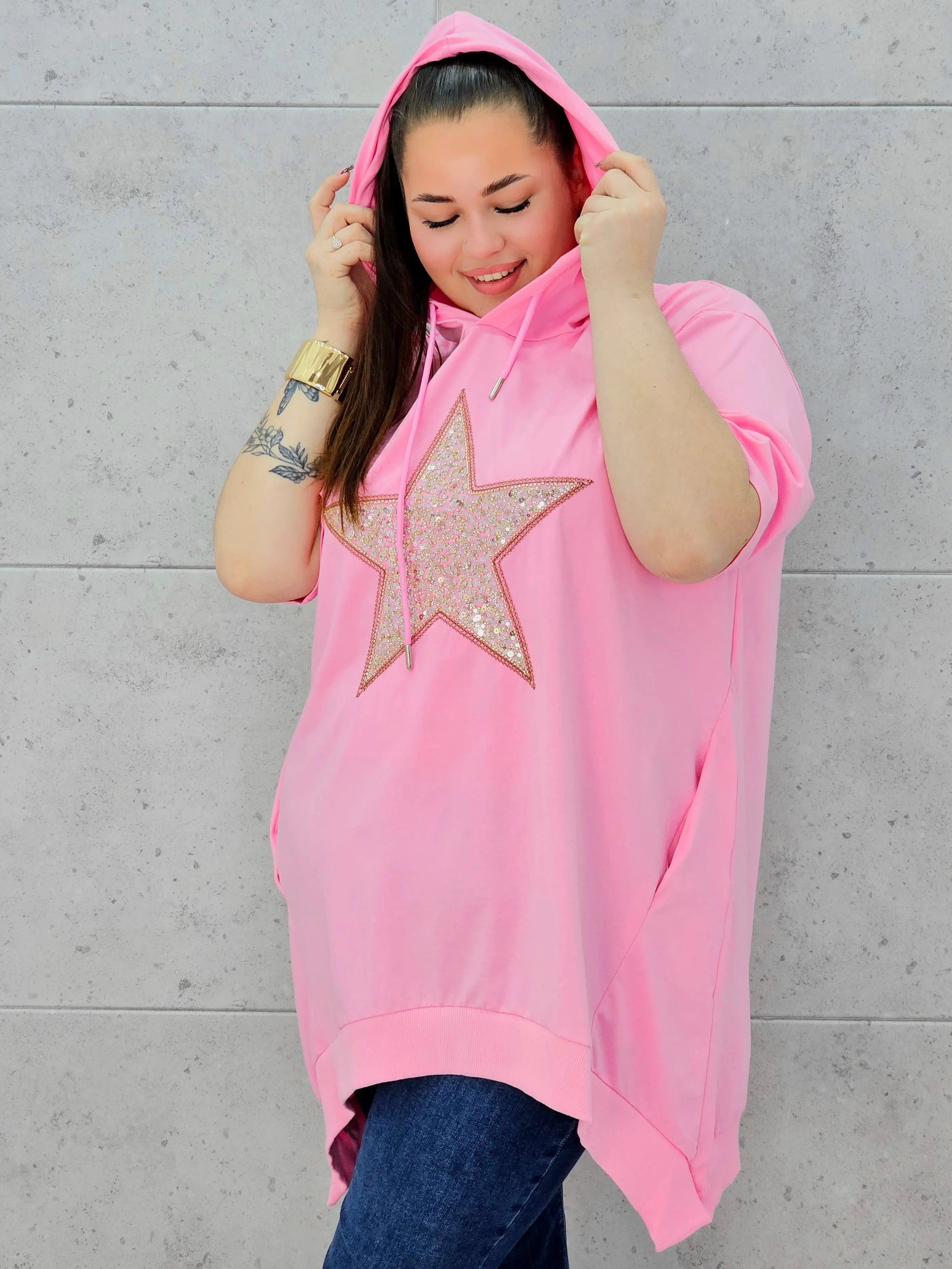 Bluzka plus size – efektowny oversize z błyszczącą aplikacją Stylowa XL