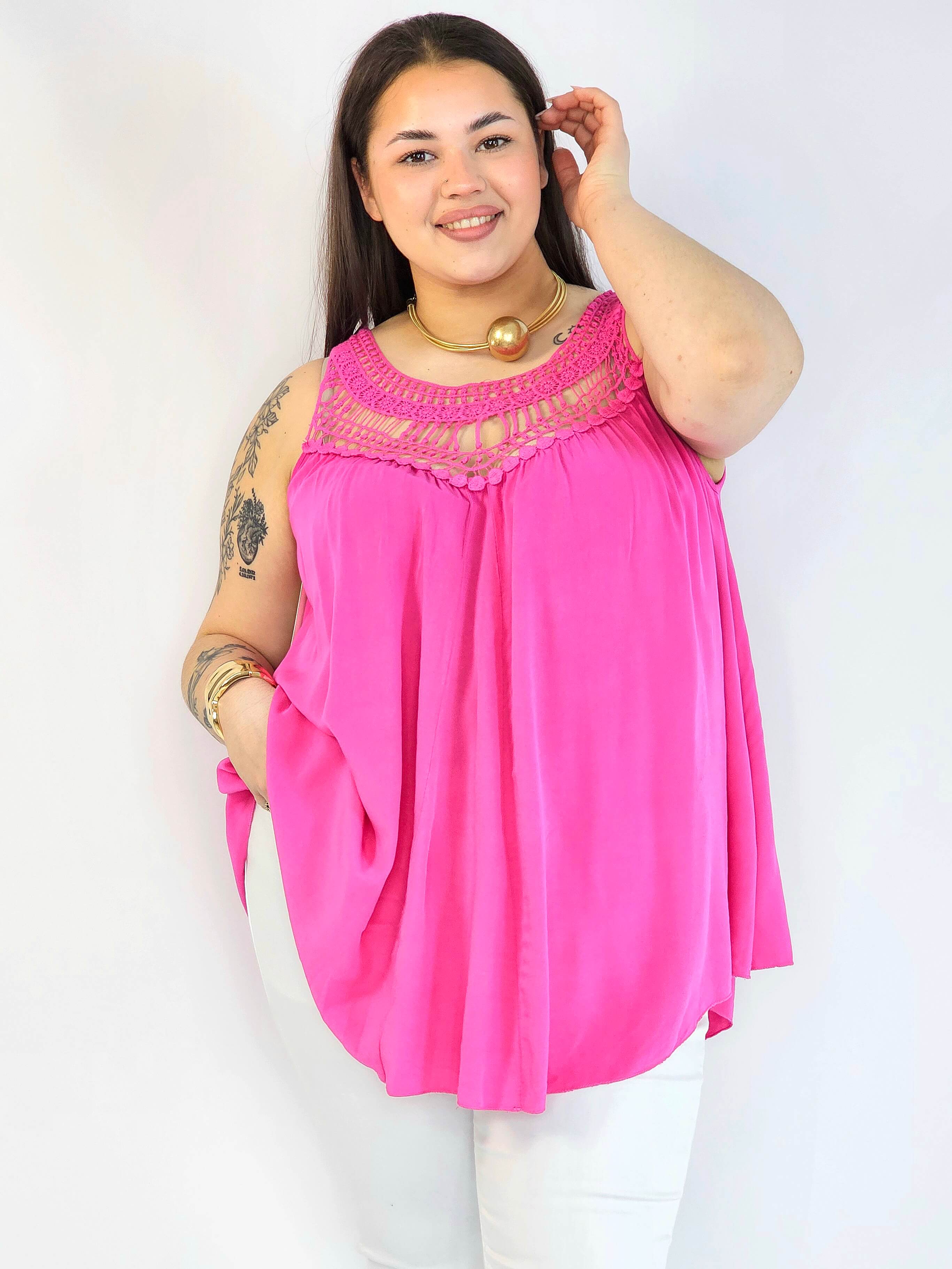 Bluzka plus size – fuksjowa bluzka XXL z koronkowym dekoltem Stylowa XL