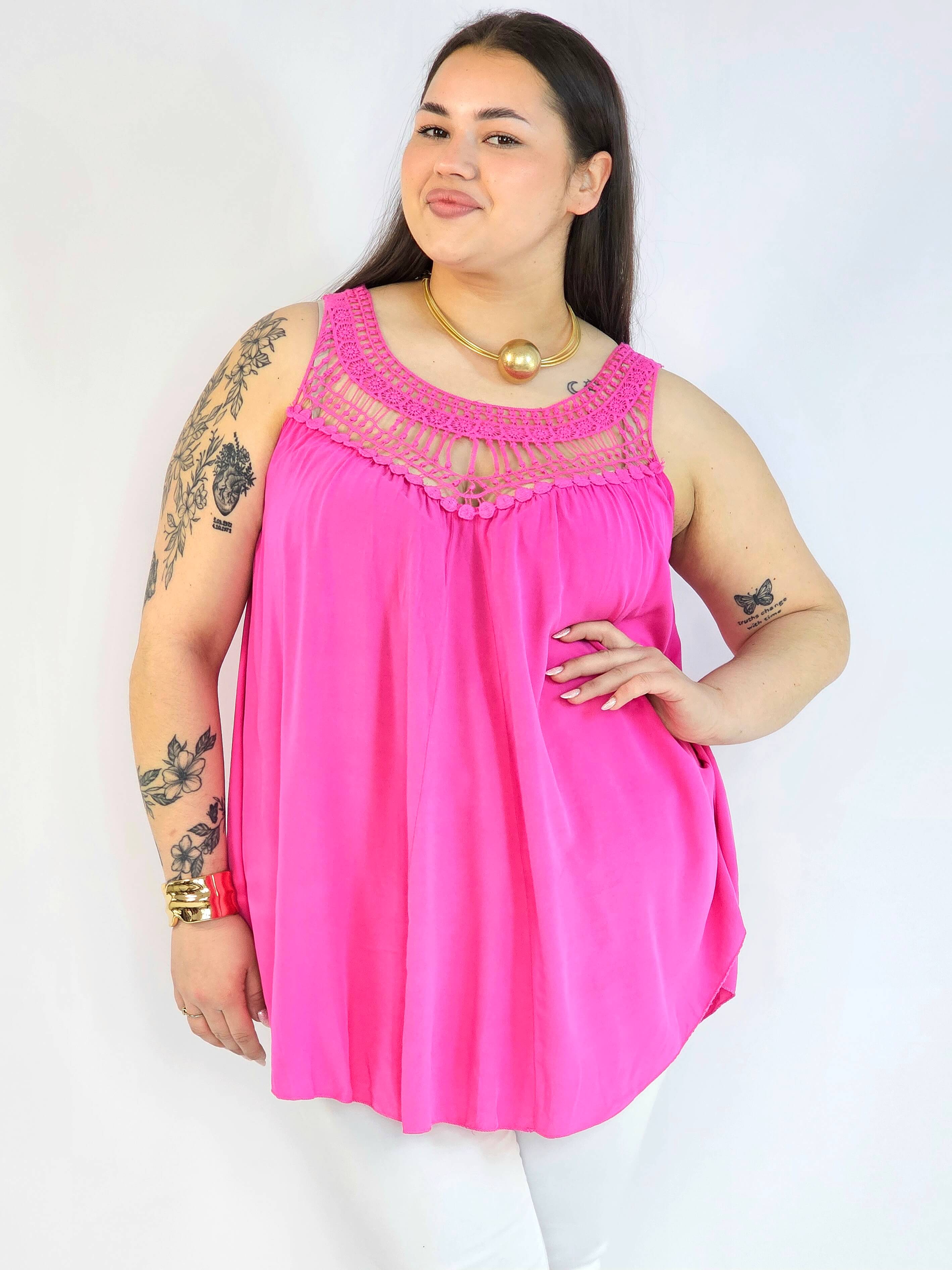 Bluzka plus size – fuksjowa bluzka XXL z koronkowym dekoltem Stylowa XL