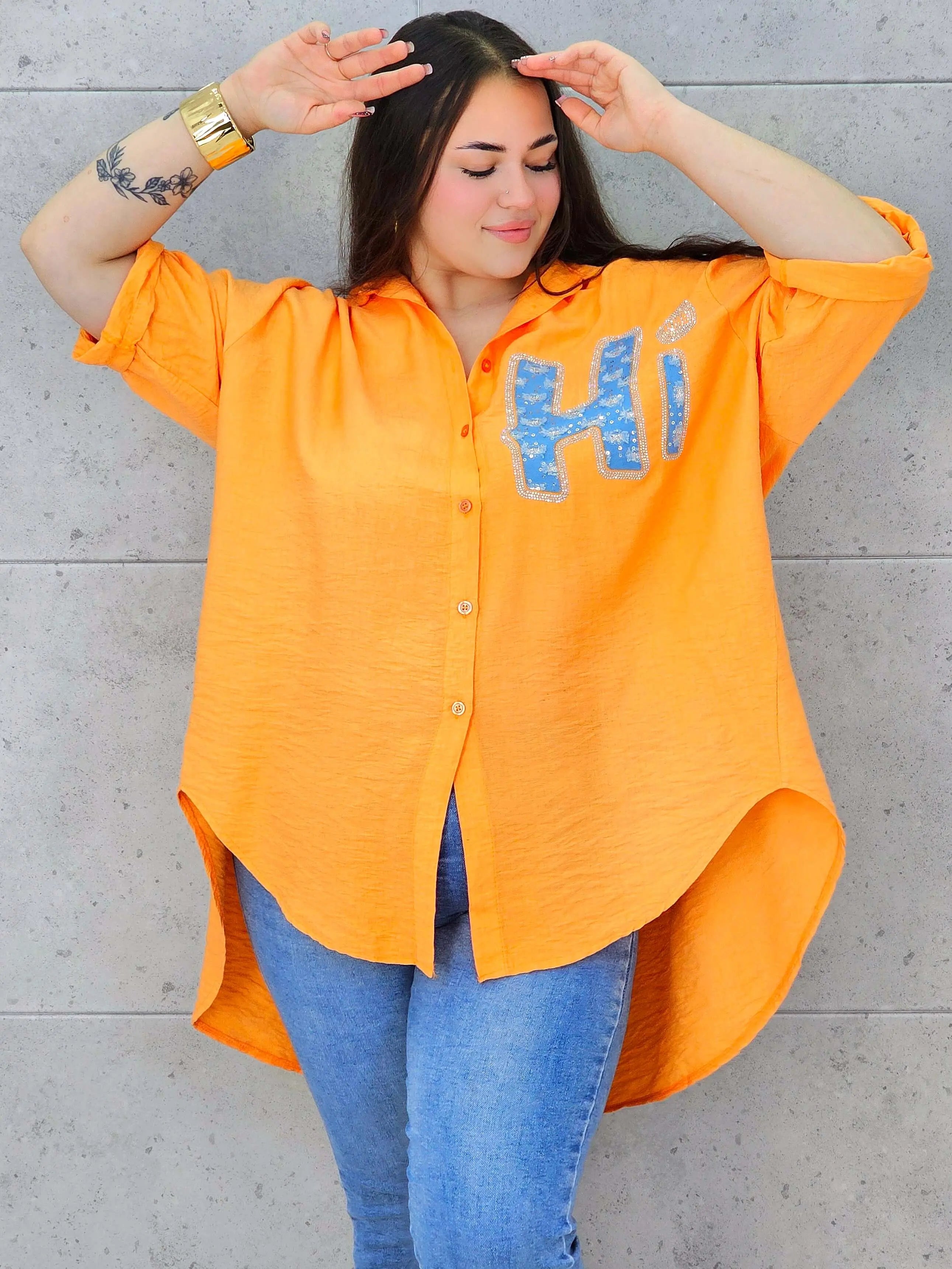 Bluzka plus size koszulowa z aplikacją „H” – modny luz w stylu XXL Stylowa XL