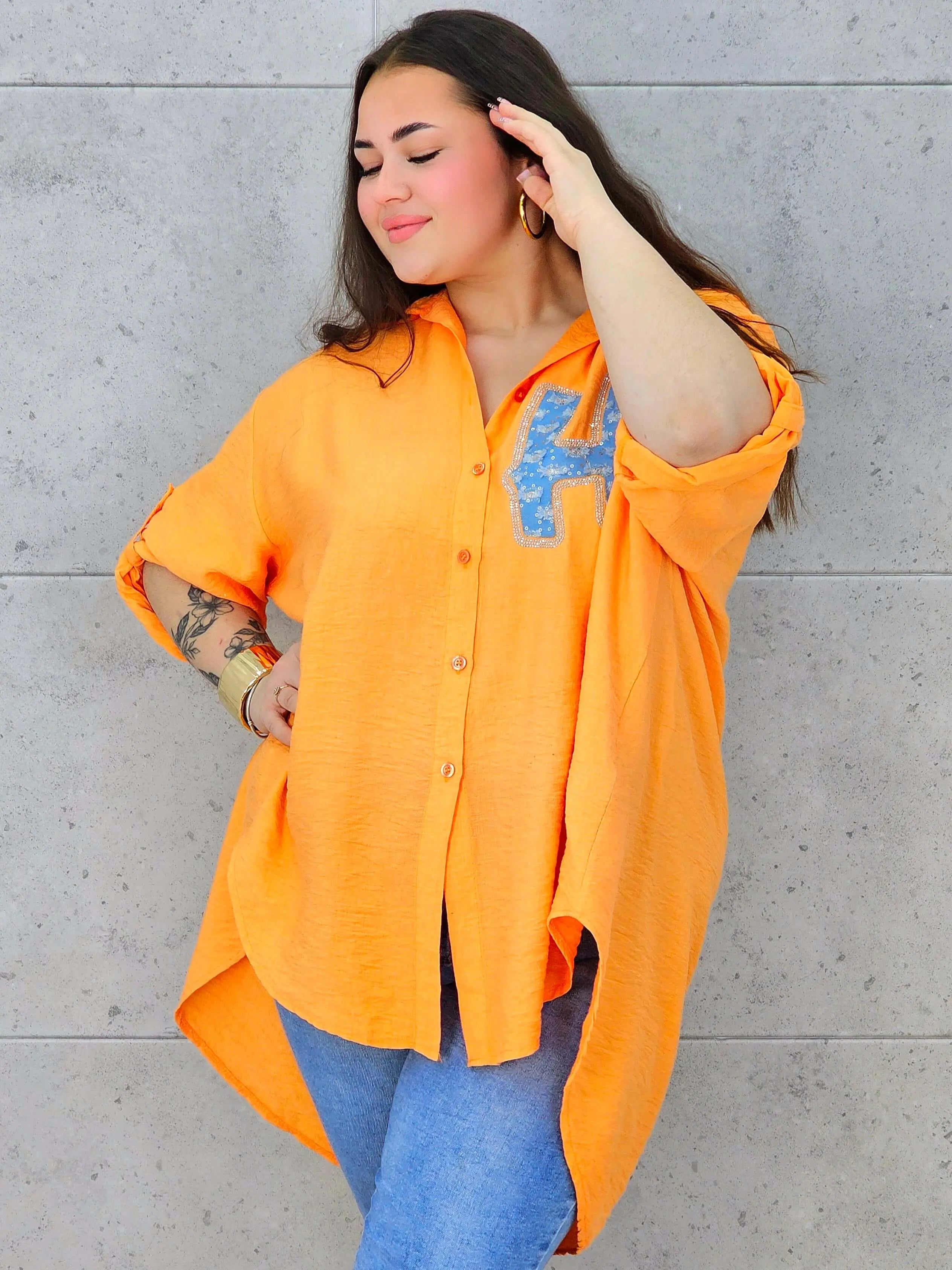 Bluzka plus size koszulowa z aplikacją „H” – modny luz w stylu XXL Stylowa XL