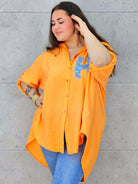Bluzka plus size koszulowa z aplikacją „H” – modny luz w stylu XXL Stylowa XL