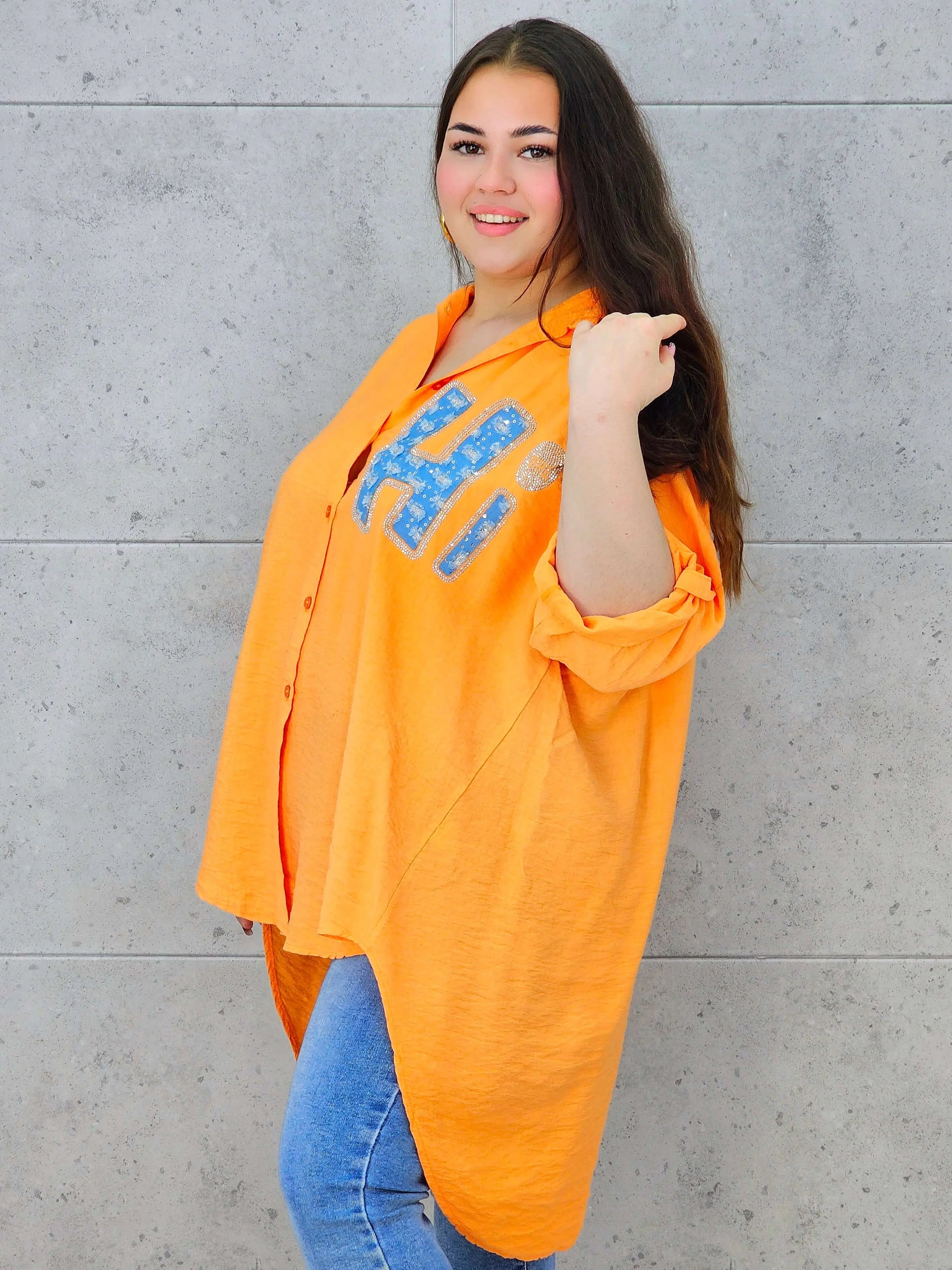 Bluzka plus size koszulowa z aplikacją „H” – modny luz w stylu XXL Stylowa XL