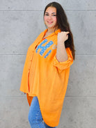 Bluzka plus size koszulowa z aplikacją „H” – modny luz w stylu XXL Stylowa XL