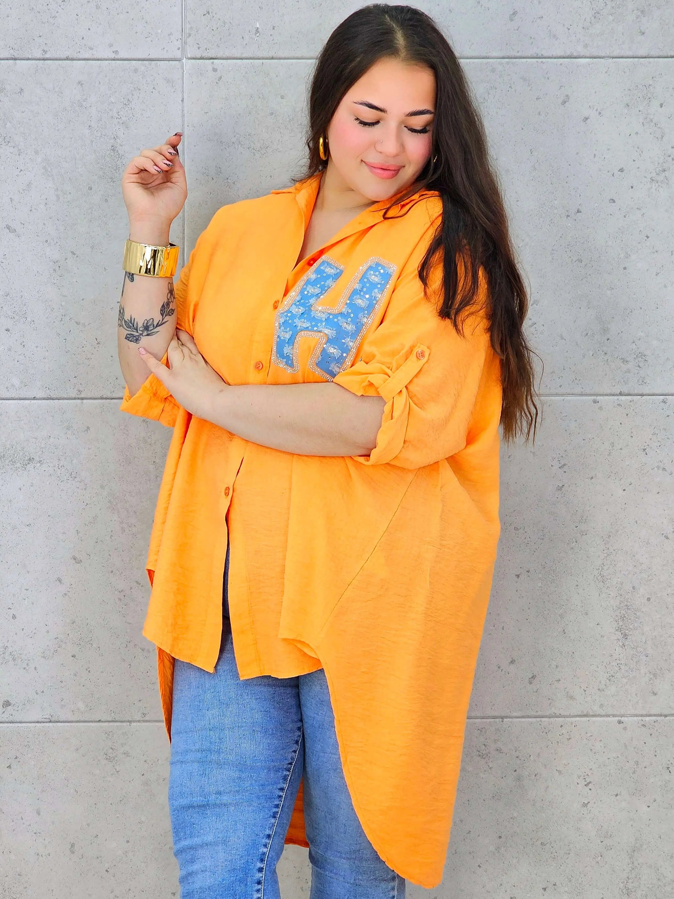 Bluzka plus size koszulowa z aplikacją „H” – modny luz w stylu XXL Stylowa XL