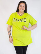 Bluzka plus size neonowa z napisem LOVE – modna tunika XXL dla kobiet Stylowa XL