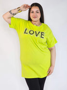 Bluzka plus size neonowa z napisem LOVE – modna tunika XXL dla kobiet Stylowa XL