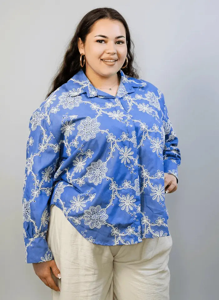 Bluzka plus size niebieska w kwiatowy haft – elegancka koszula XXL Stylowa XL