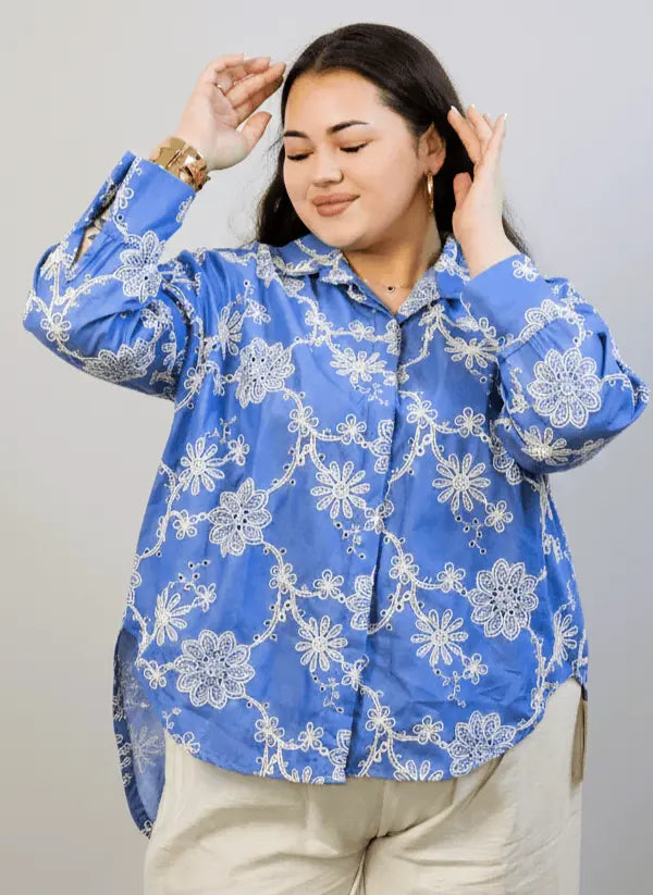 Bluzka plus size niebieska w kwiatowy haft – elegancka koszula XXL Stylowa XL