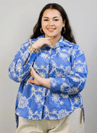 Bluzka plus size niebieska w kwiatowy haft – elegancka koszula XXL Stylowa XL