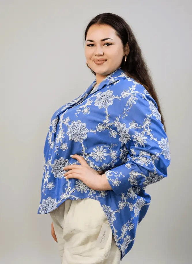 Bluzka plus size niebieska w kwiatowy haft – elegancka koszula XXL Stylowa XL