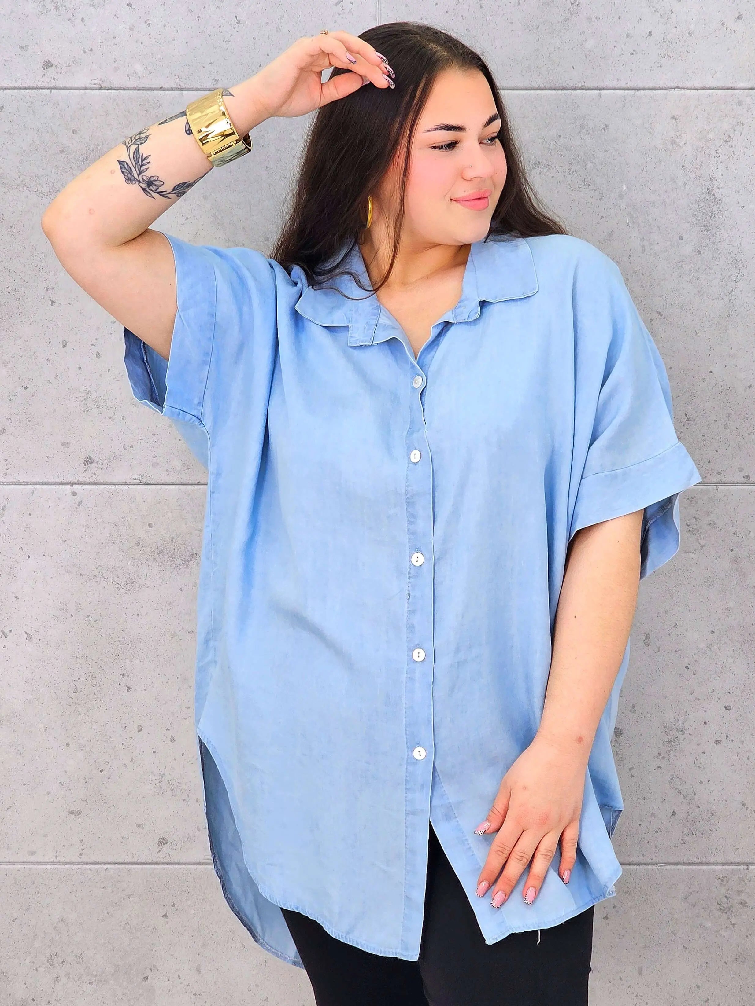 Bluzka plus size oversize zapinana na guziki – wygodny model XXL dla kobiet Stylowa XL