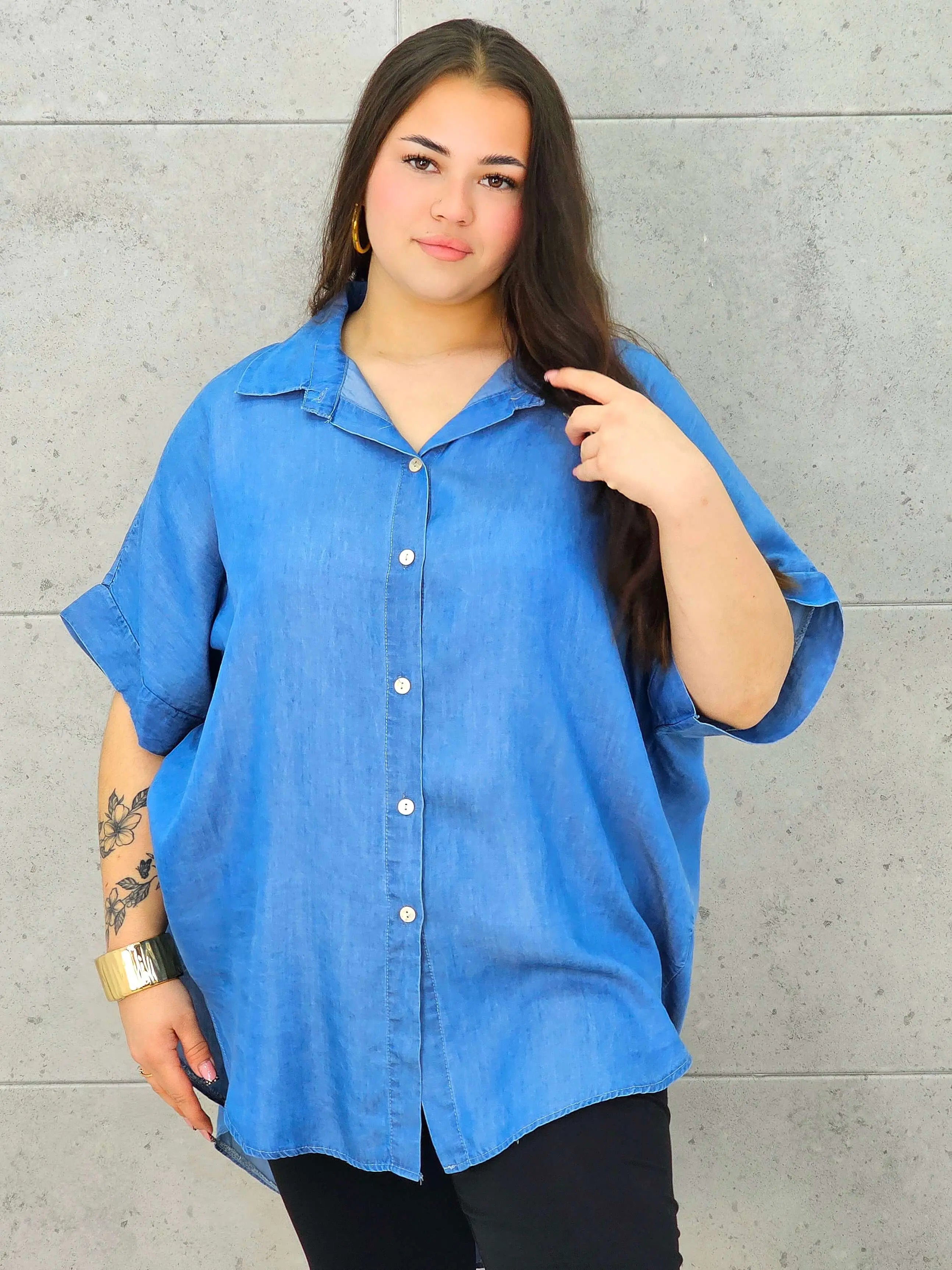 Bluzka plus size oversize zapinana na guziki – wygodny model XXL dla kobiet Stylowa XL