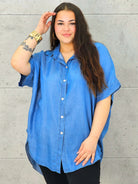 Bluzka plus size oversize zapinana na guziki – wygodny model XXL dla kobiet Stylowa XL