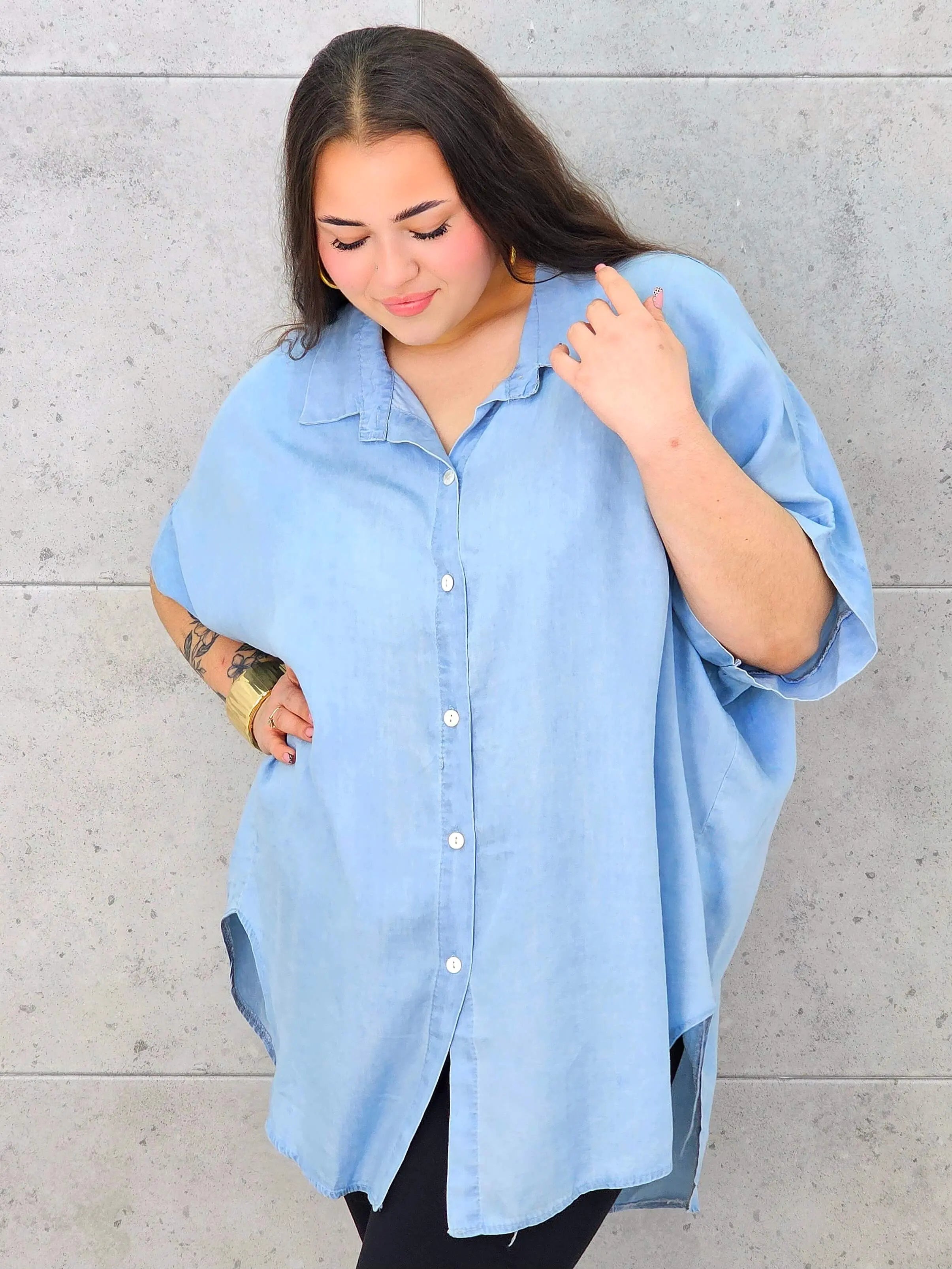 Bluzka plus size oversize zapinana na guziki – wygodny model XXL dla kobiet Stylowa XL