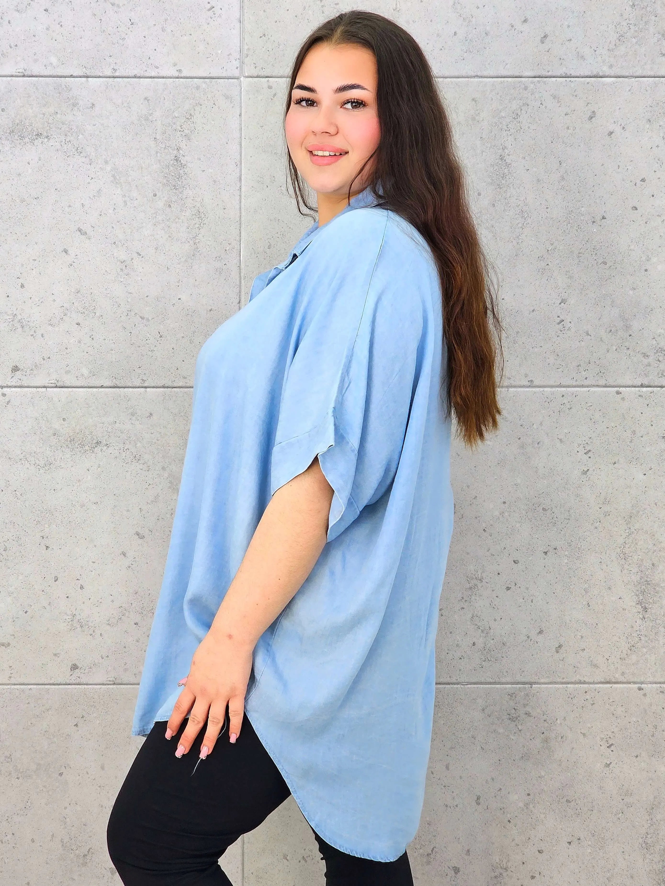 Bluzka plus size oversize zapinana na guziki – wygodny model XXL dla kobiet Stylowa XL