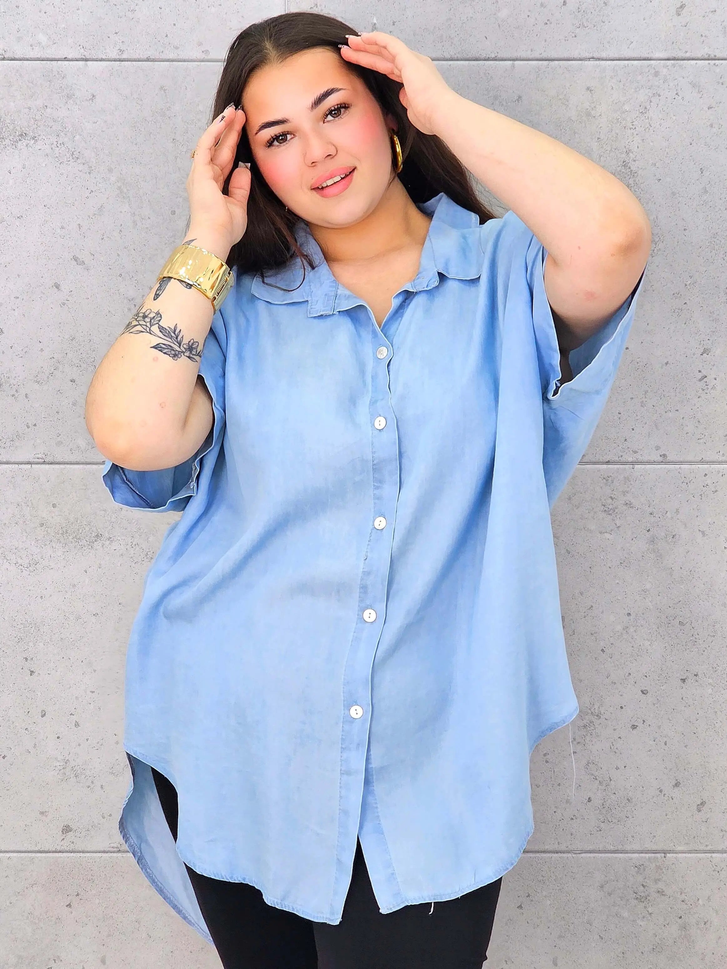 Bluzka plus size oversize zapinana na guziki – wygodny model XXL dla kobiet Stylowa XL