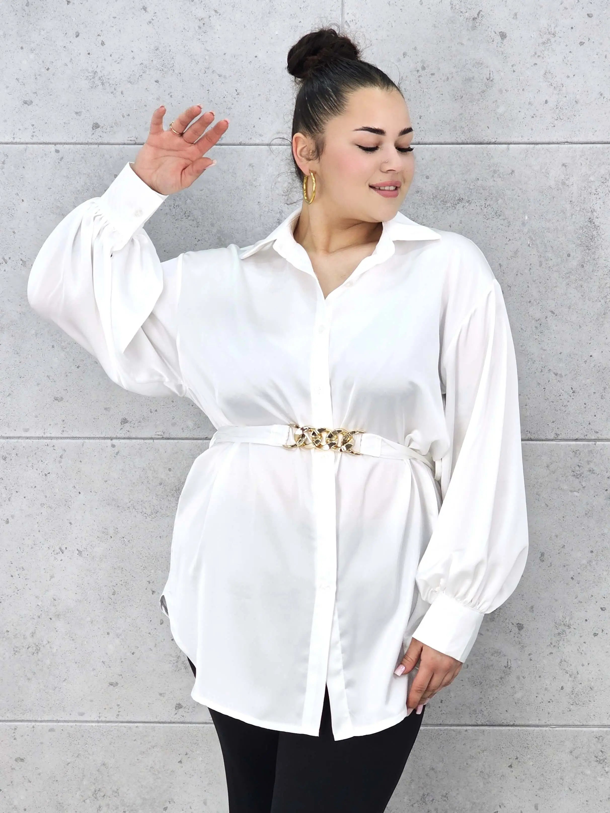 Bluzka plus size satynowa koszula z paskiem i eleganckim połyskiem – Stylowa XL Stylowa XL