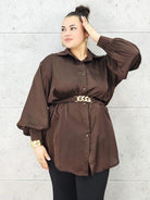Bluzka plus size satynowa koszula z paskiem i eleganckim połyskiem – Stylowa XL Stylowa XL
