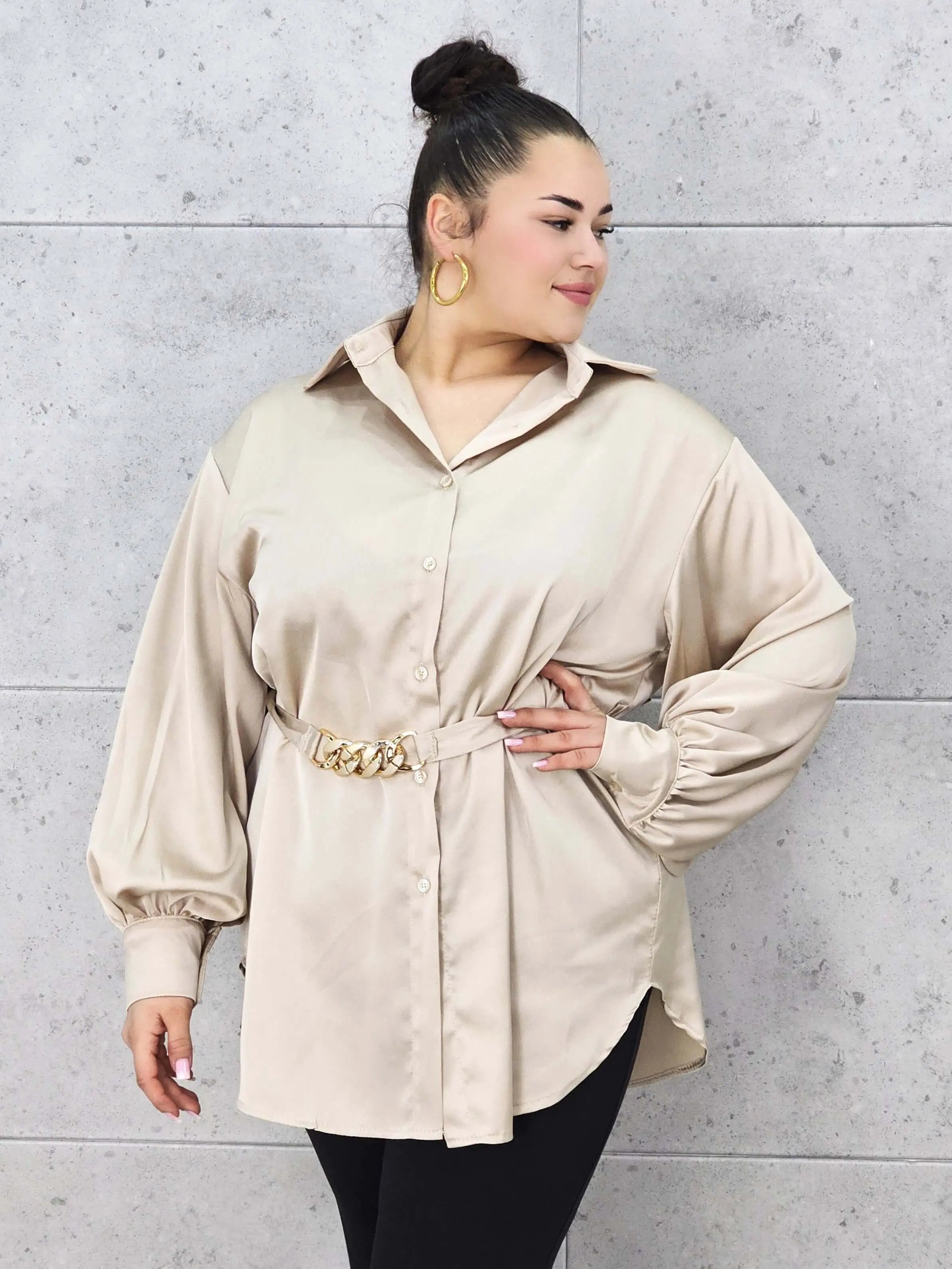Bluzka plus size satynowa koszula z paskiem i eleganckim połyskiem – Stylowa XL Stylowa XL