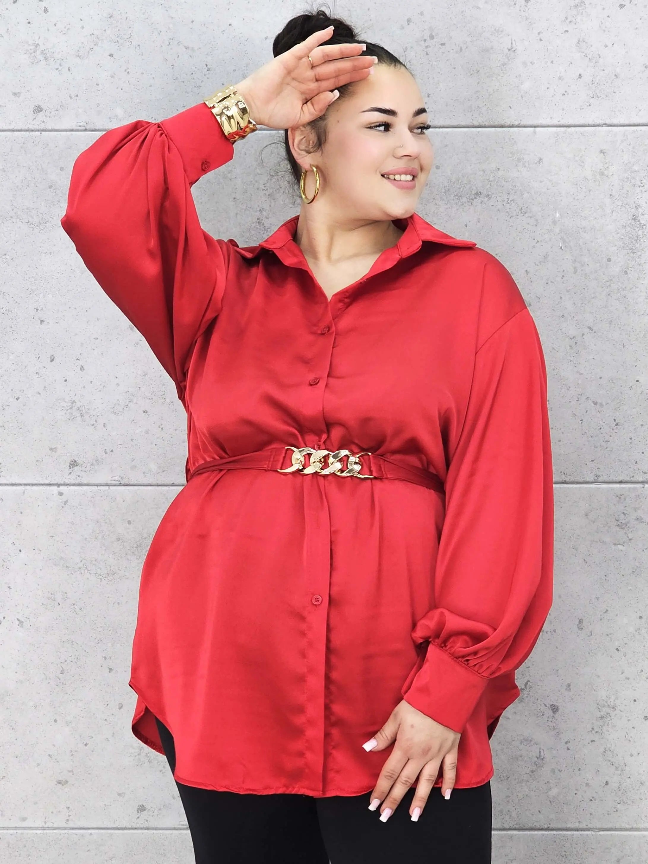 Bluzka plus size satynowa koszula z paskiem i eleganckim połyskiem – Stylowa XL Stylowa XL