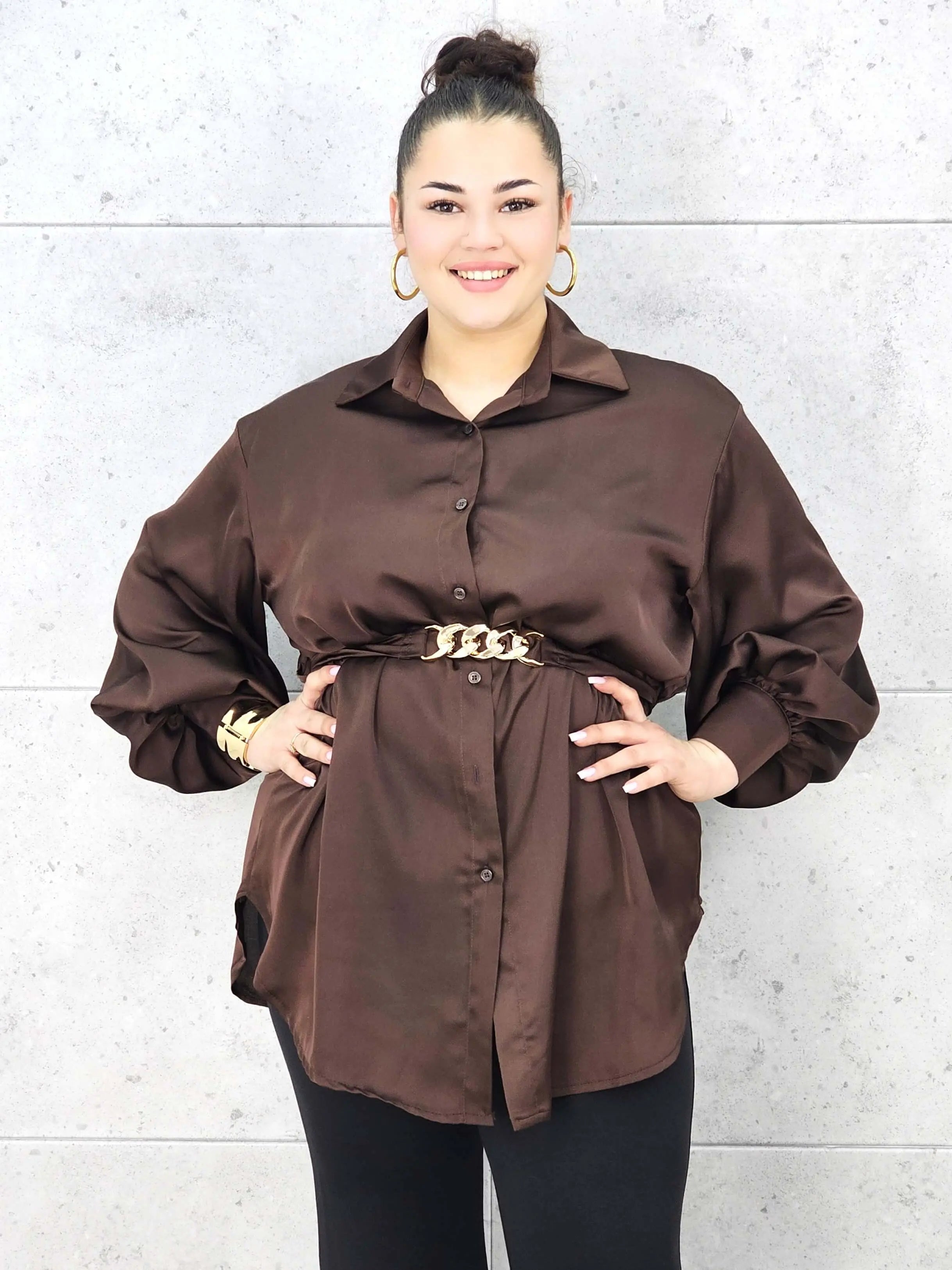 Bluzka plus size satynowa koszula z paskiem i eleganckim połyskiem – Stylowa XL Stylowa XL