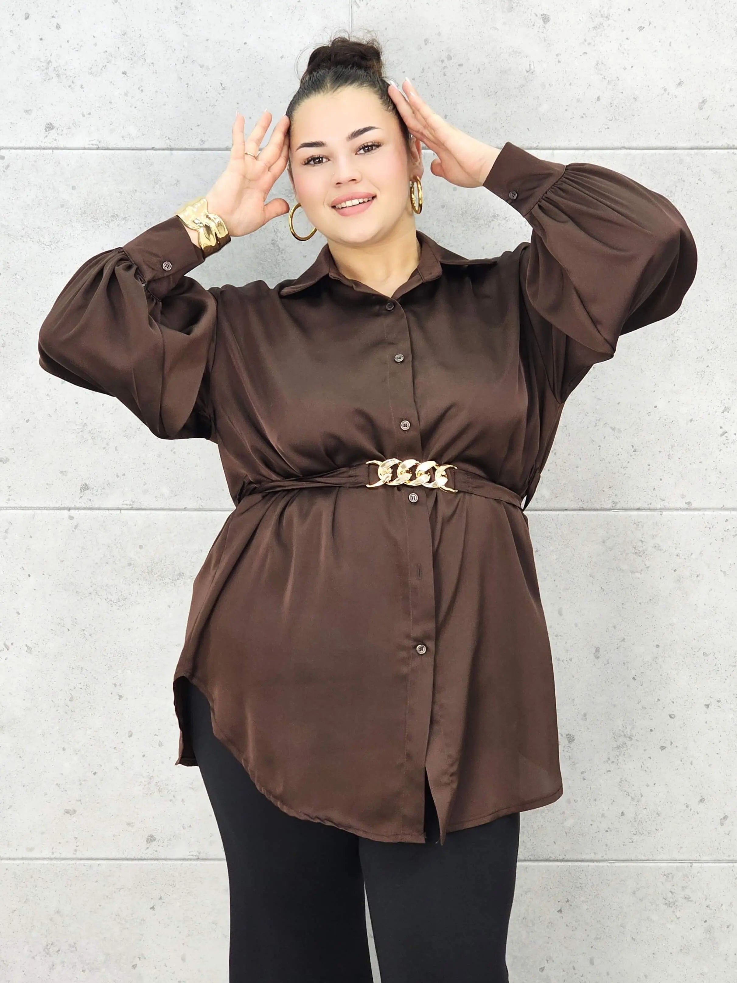 Bluzka plus size satynowa koszula z paskiem i eleganckim połyskiem – Stylowa XL Stylowa XL